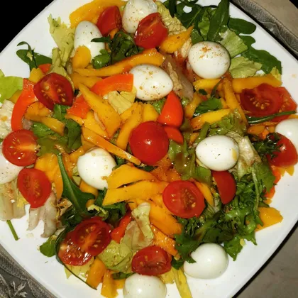 Салат с перепелиными яйцами, манго, помидорами черри и зеленью