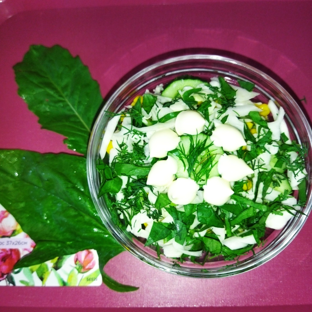 Салат овощной с рукколой со вкусом шпината и кукурузы