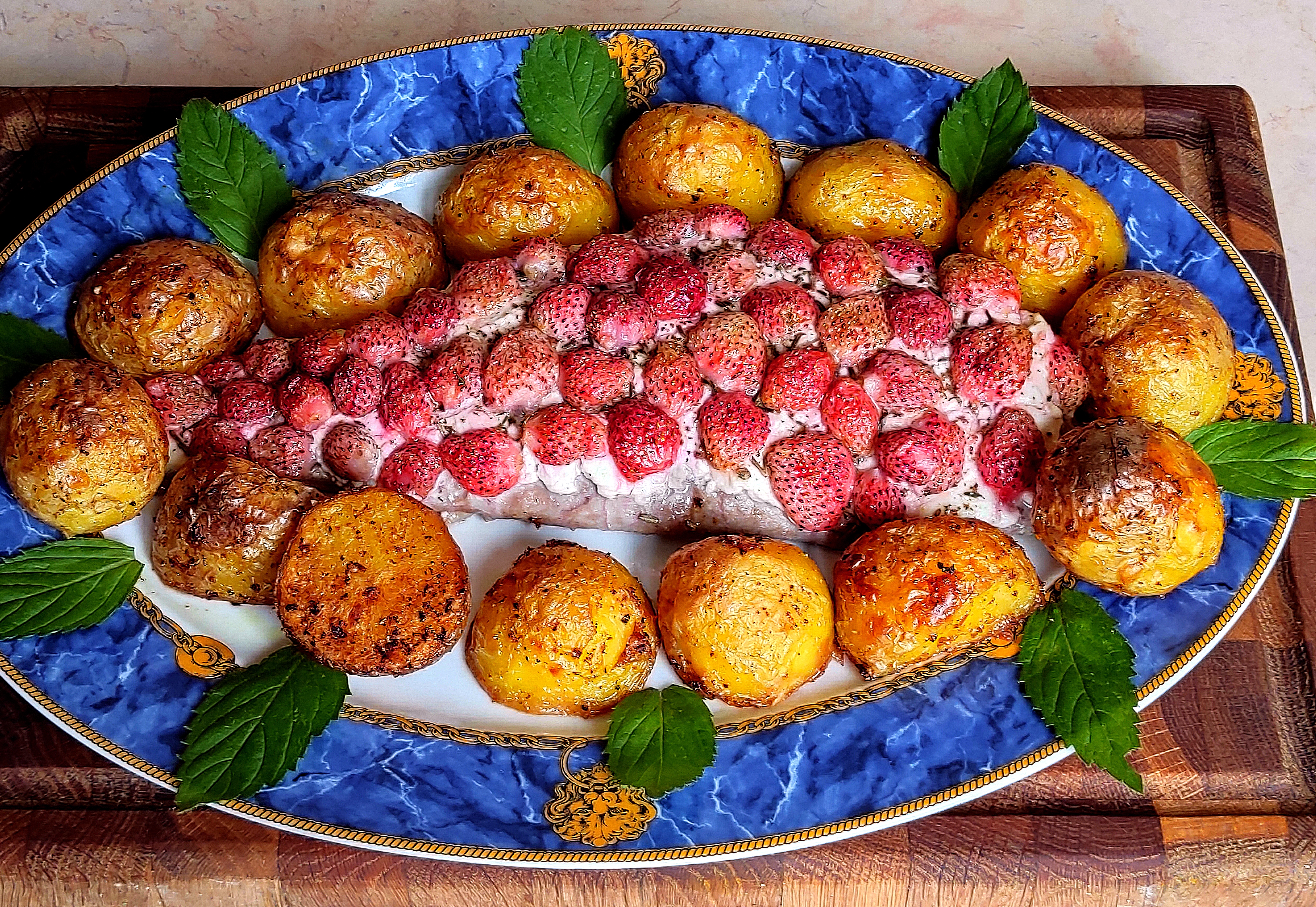 Свиная вырезка с творожным сыром и клубникой