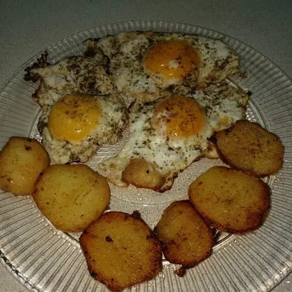 Яйца жареные с картофелем (глазунья)