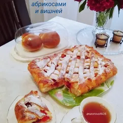 Пирог с абрикосами и вишней