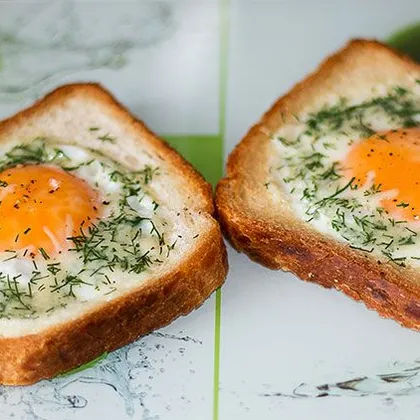 Бутерброд с яичницей на завтрак