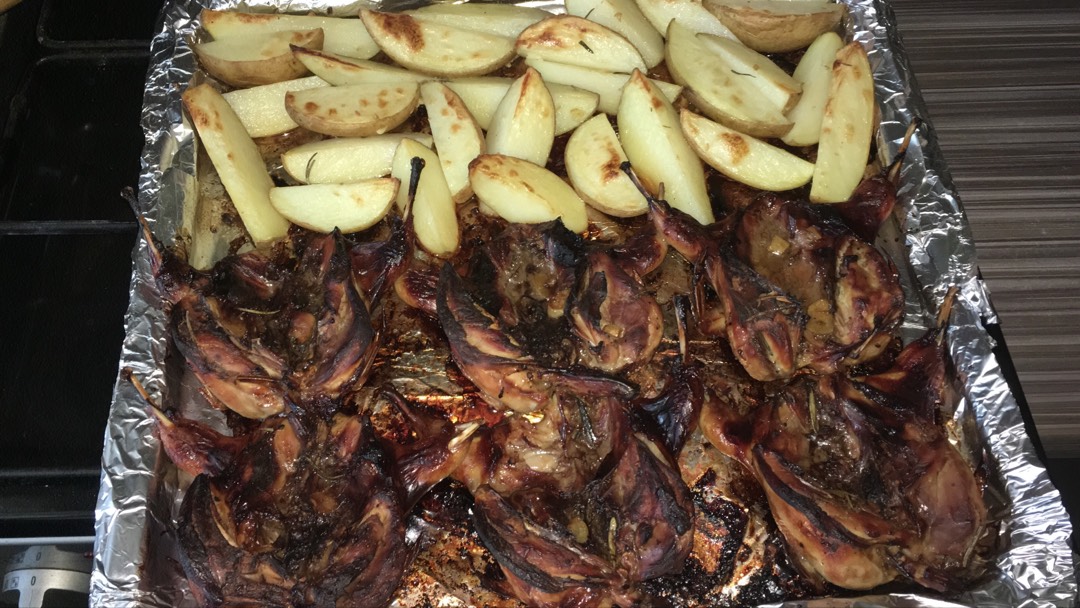Перепелки маринованные с мёдом и соевым соусом. Картофельные дольки