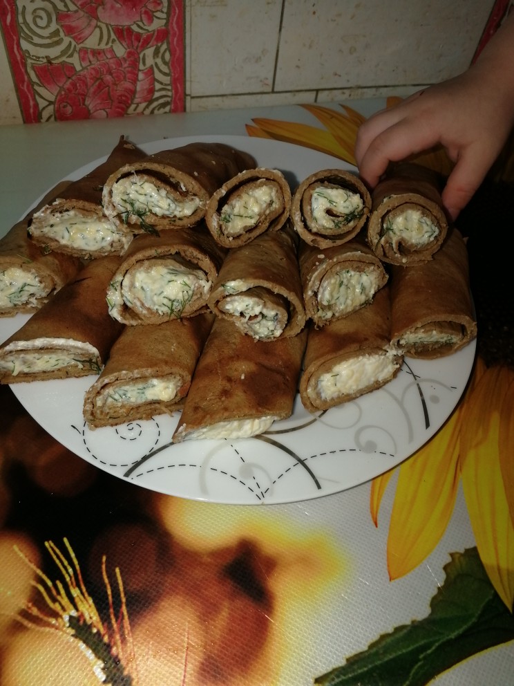 Печеночные блинчики с сырной начинкой