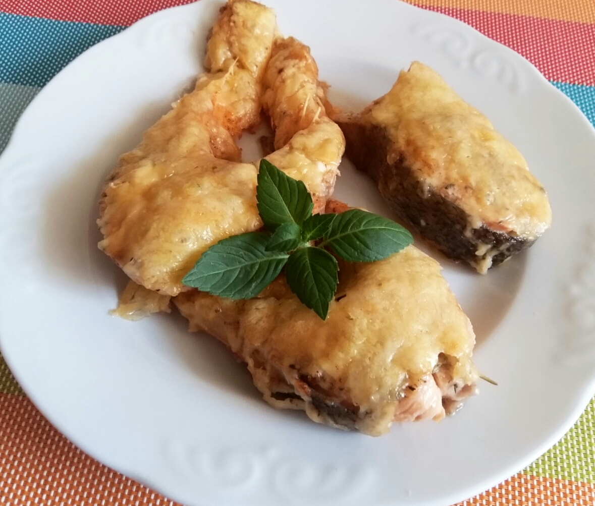 Форель, запеченная с овощами и сыром камамбер