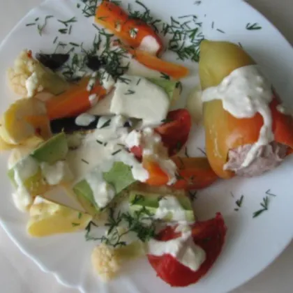 Фаршированный перец с овощами и сырным соусом