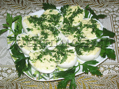 Фаршированные яйца в духовке с сыром