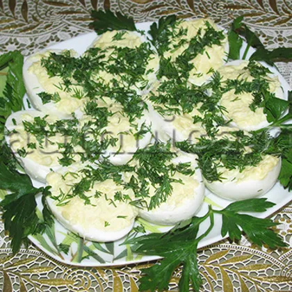 Фаршированные яйца сыром и чесноком