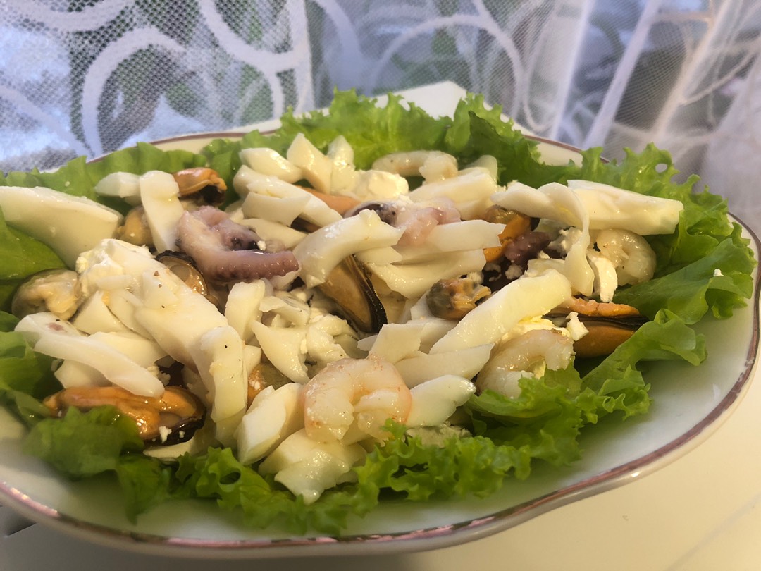 Салат из морской капусты с морским коктейлем