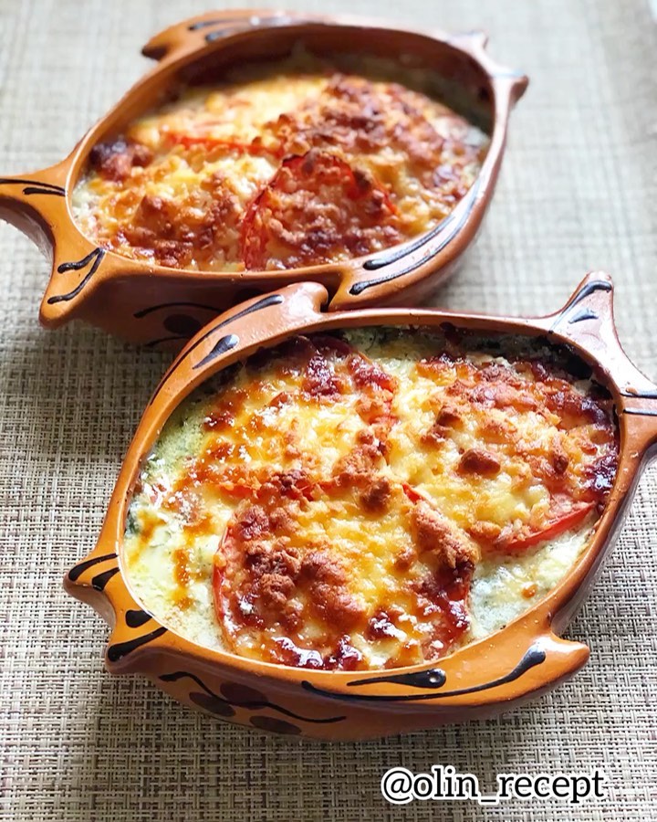 Запечёная рыбка под сметанно-чесночным соусом и помидорами