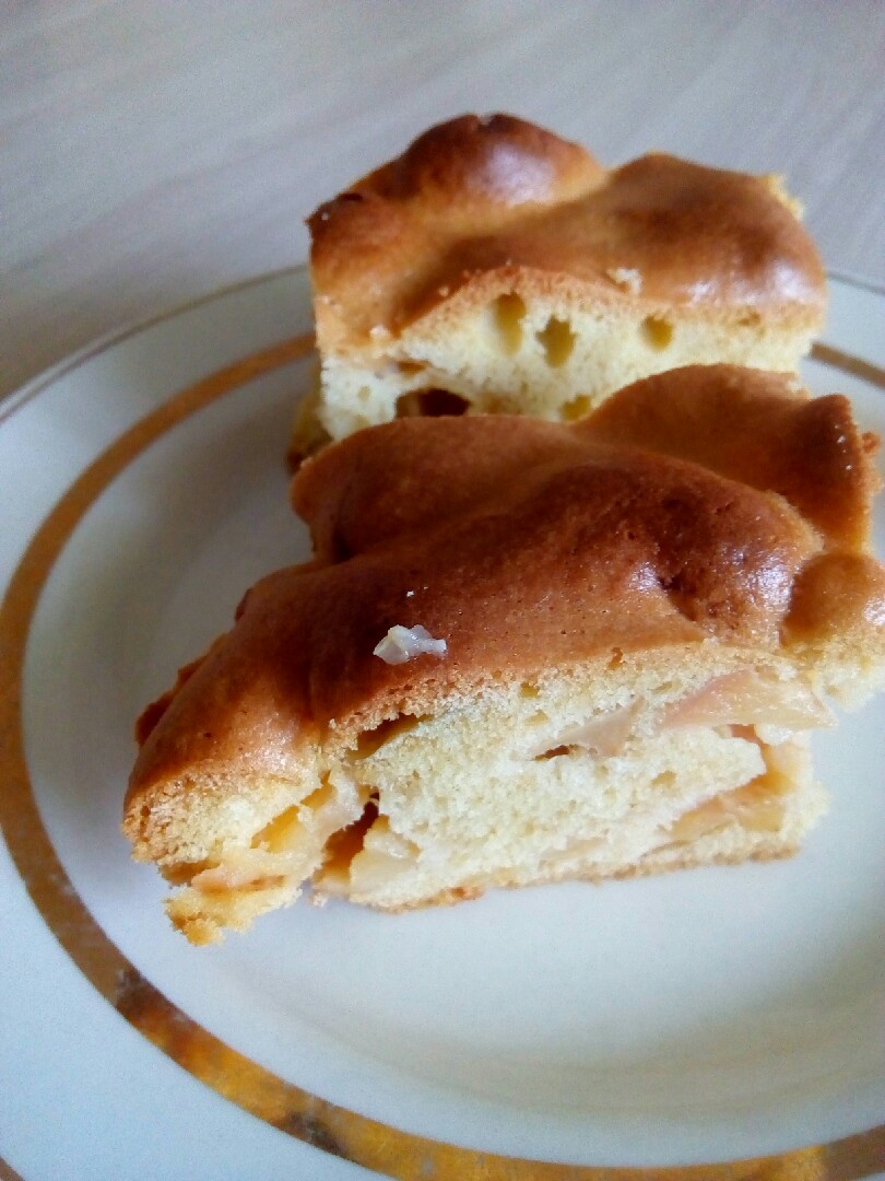 Шарлотка со сливами