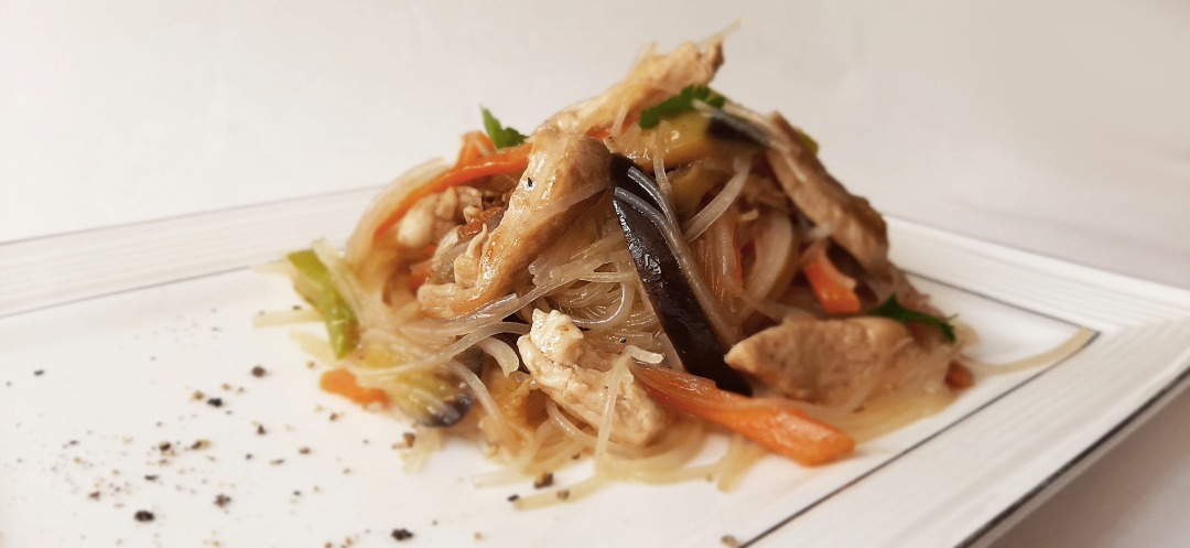 Фунчоза с овощами и с курицей