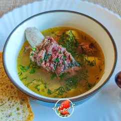 Рассольник с перловкой и копчёными рёбрами