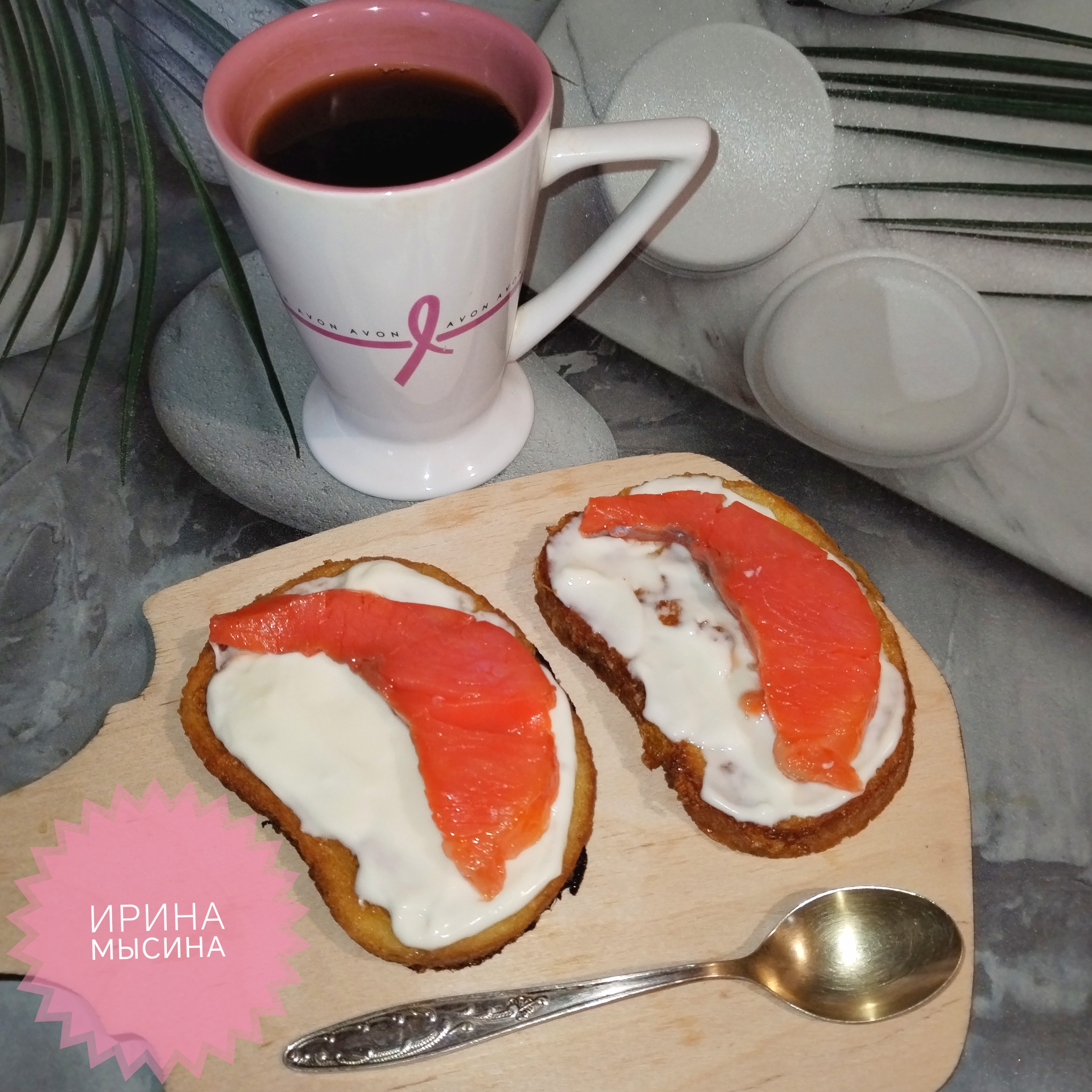 Гренки с плавленым сыром и красной рыбой  