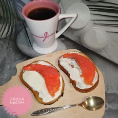 Гренки с плавленым сыром и красной рыбой  