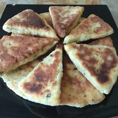 Лепёшки на сковороде с сыром и луком, хлеб можно не покупать