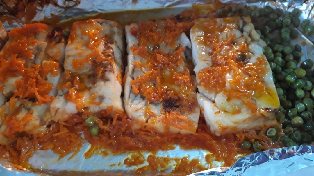 Минтай запечённый с морковью, горошком и томатами
