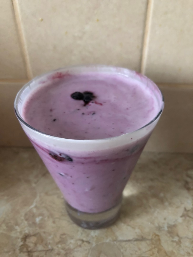Смузи из чёрной смородины 🥤
После недельного застолья нужны разгрузки для живота💁‍♀️