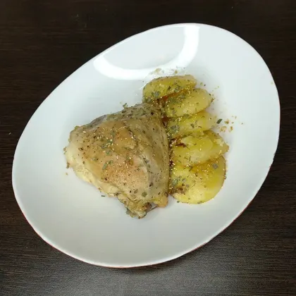 Куриные бедра, запеченные с кусочками картошки в духовке