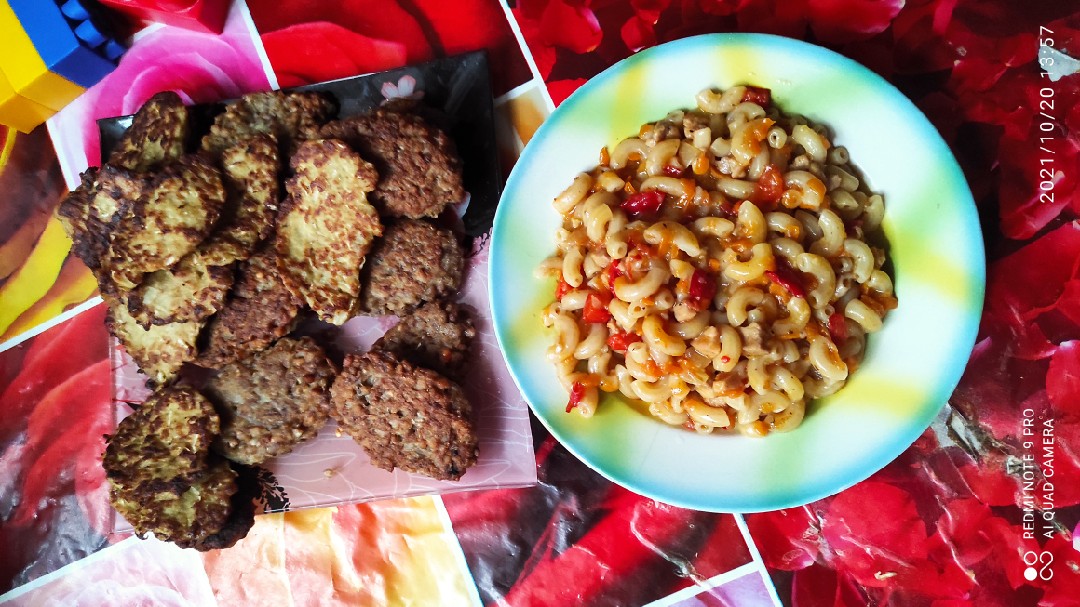 Макароны с курицей и овощами