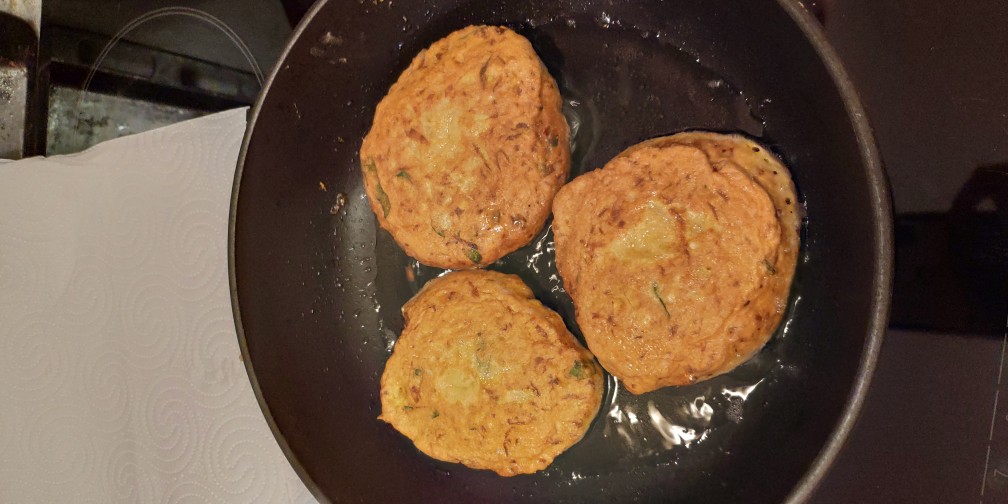 Кабачковые оладьи с сыром и зеленью на нутовой муке без яиц