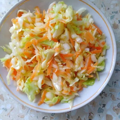 Витаминный салат с капустой, морковью и яблоком
