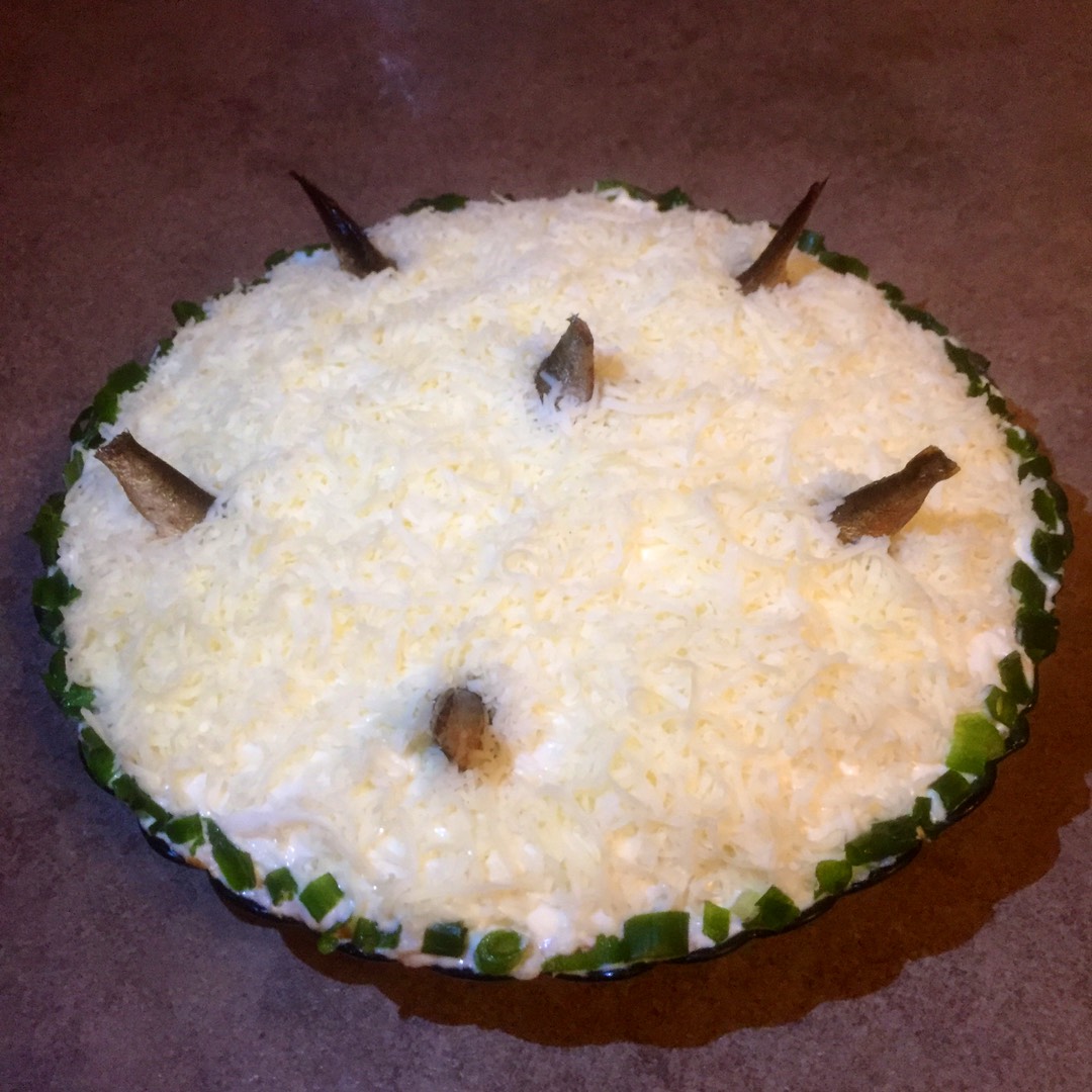 Салат Рыбки в Пруду со шпротами, сыром, майонезом, картошкой и яйцами простой рецепт пошаговый