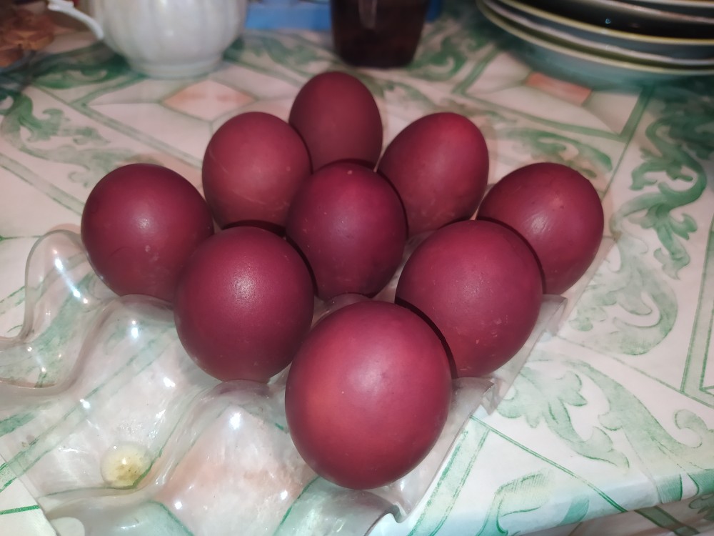 Пасхальные яйца крашеные в луковой шелухе