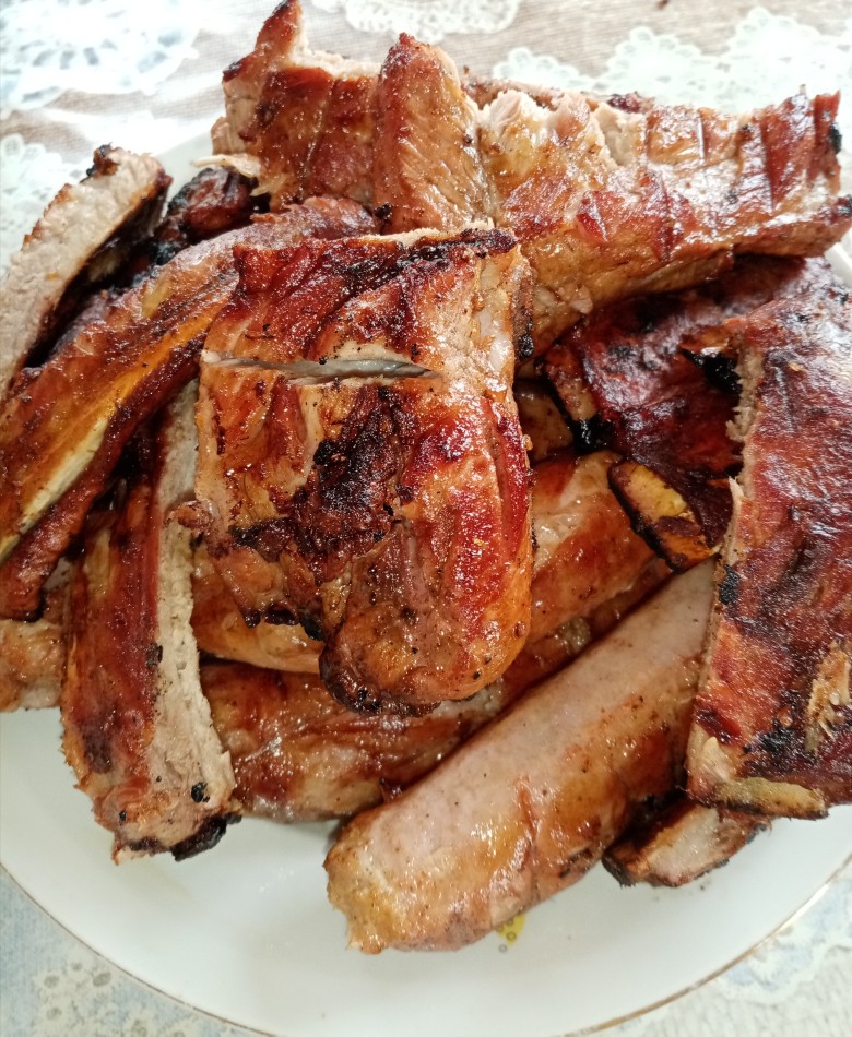 Ребра и колбаски на мангале