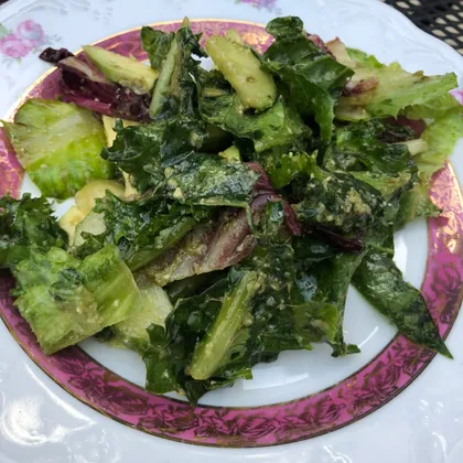 Зелёный салат с авокадо и огурцом в соусе Песто