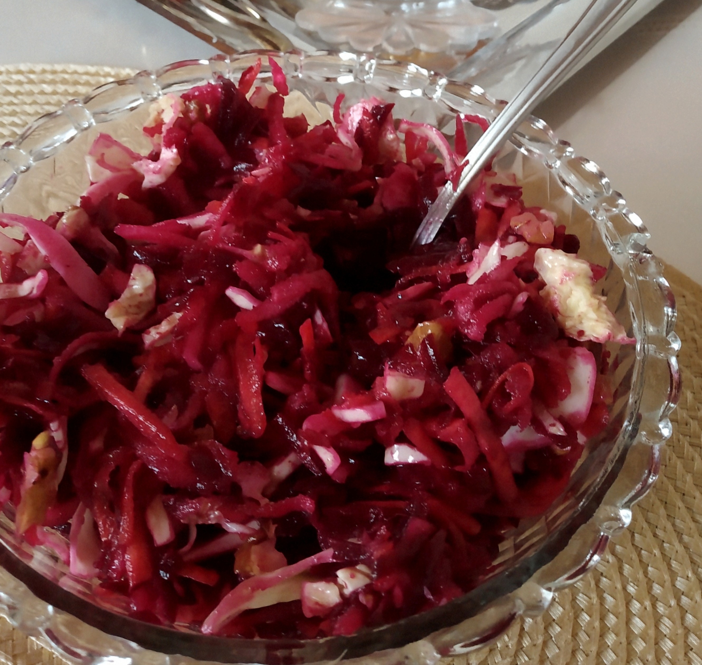 Салат с яблоками и орехами