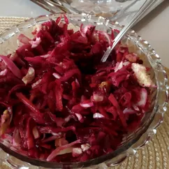 Салат с яблоками и орехами