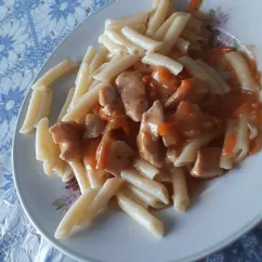 Макароны с подливом и курицей