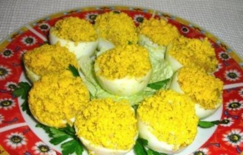 Закуска из фаршированных паштетом яиц