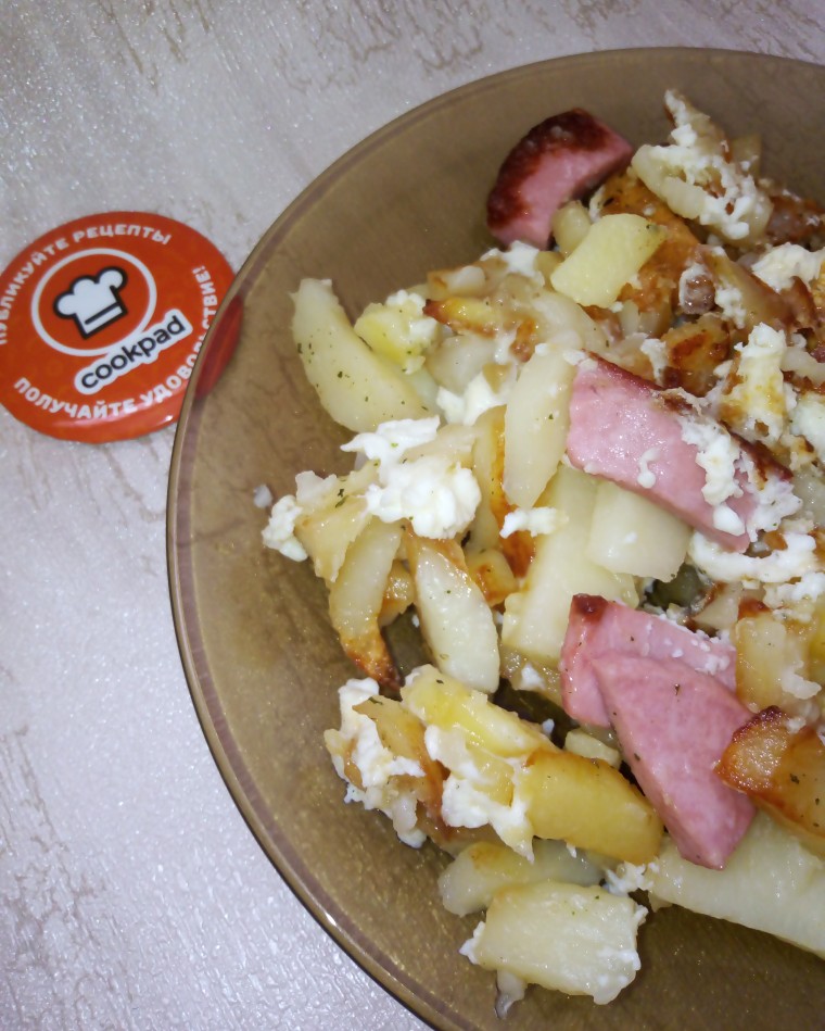 Жареная картошечка с яйцом и колбасой на скорую руку