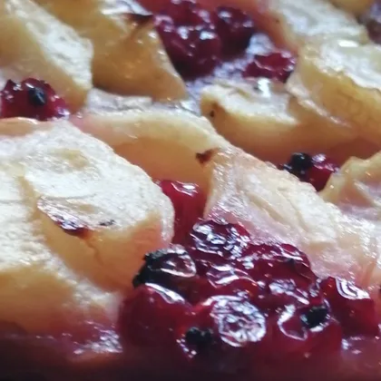Пирог диетический из красной смородины и яблок