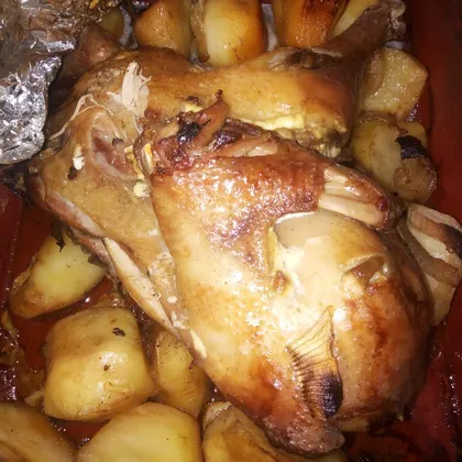 Курица, запечённая с картофелем в духовке