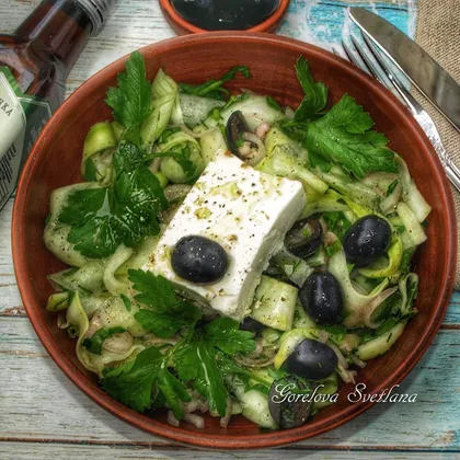 Салат с фетой и маслинами
