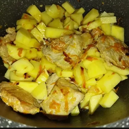 Жареная картошка с мясом в казане на плите