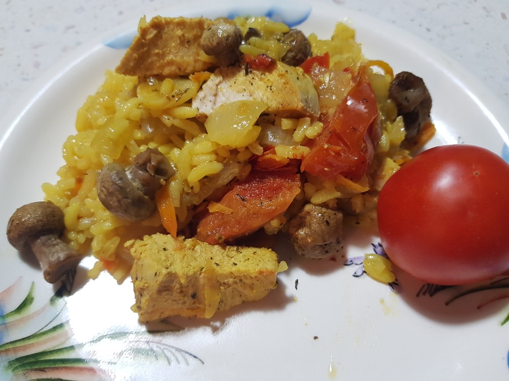 Рис с овощами, грибами и куриным филе