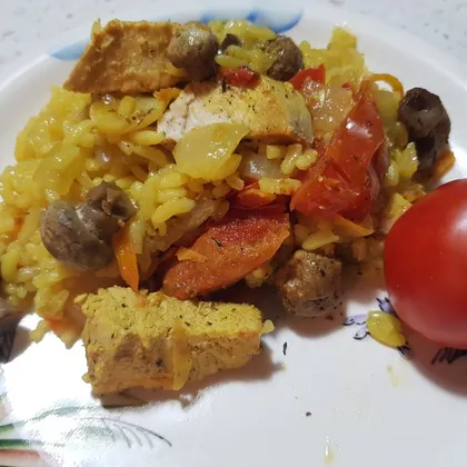 Рис с овощами, грибами и куриным филе
