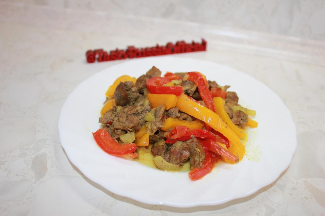 Куриная печень с луком и перцем