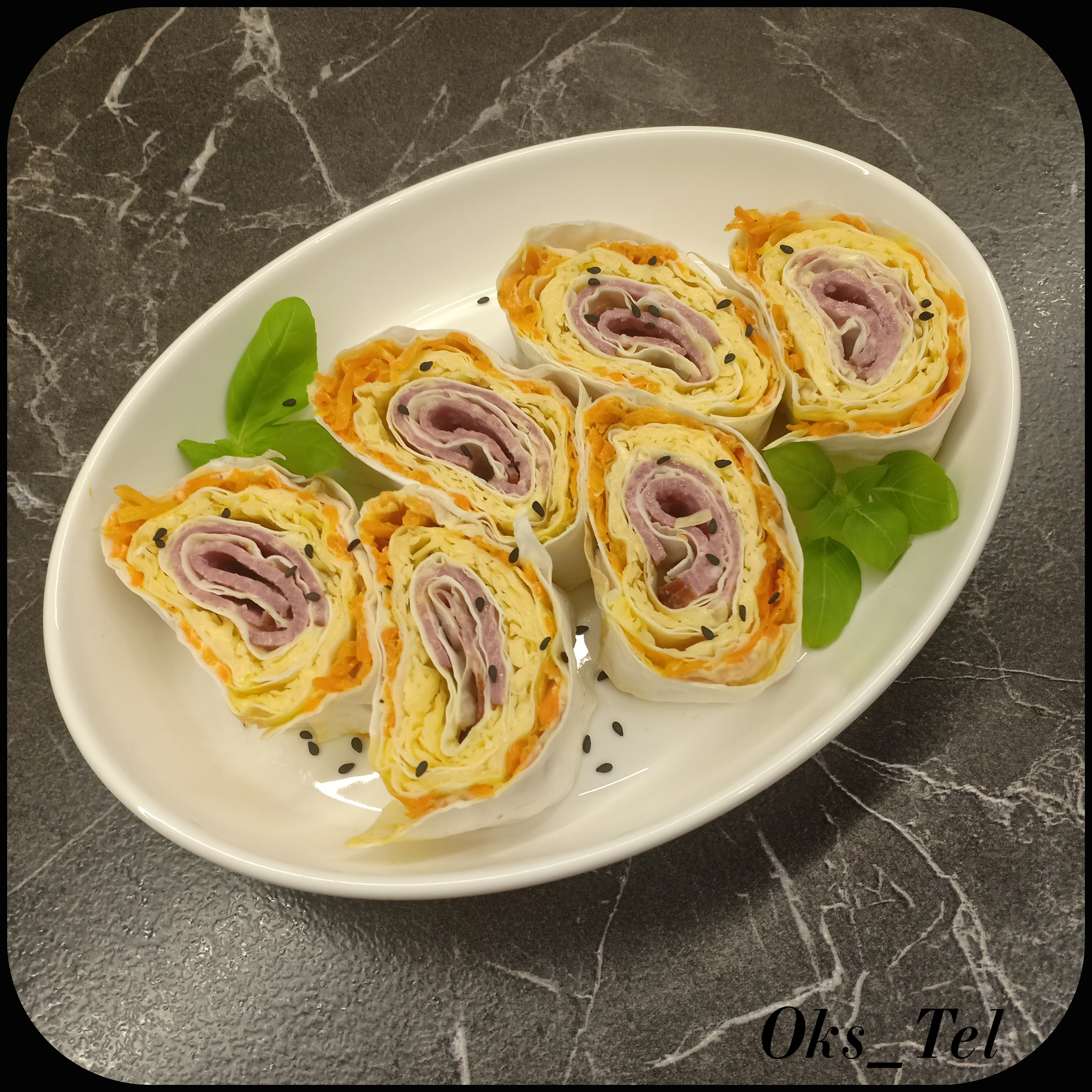 Рулет из лаваша с копченой колбасой, сыром и морковью по-корейски