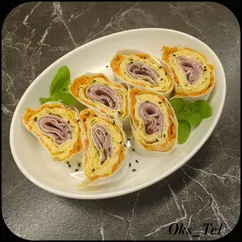 Рулет из лаваша с копченой колбасой, сыром и морковью по-корейски