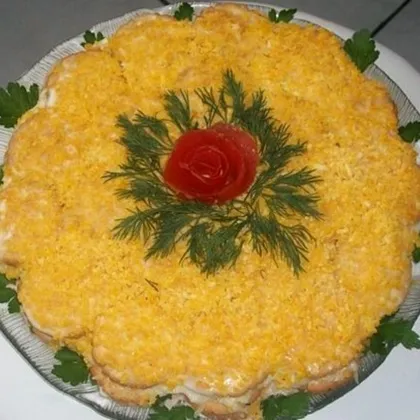 Новогодний салат-торт с крекерами и рыбой