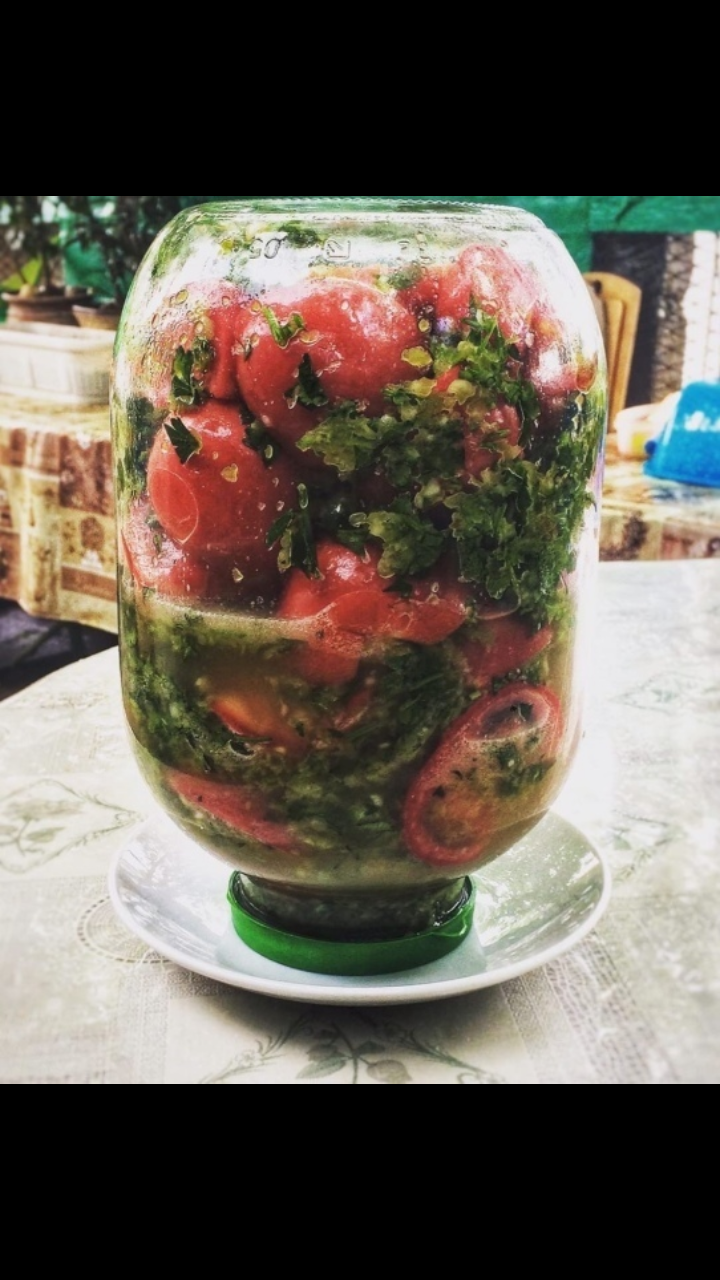 Салат из зеленых помидоров «Пальчики оближешь»