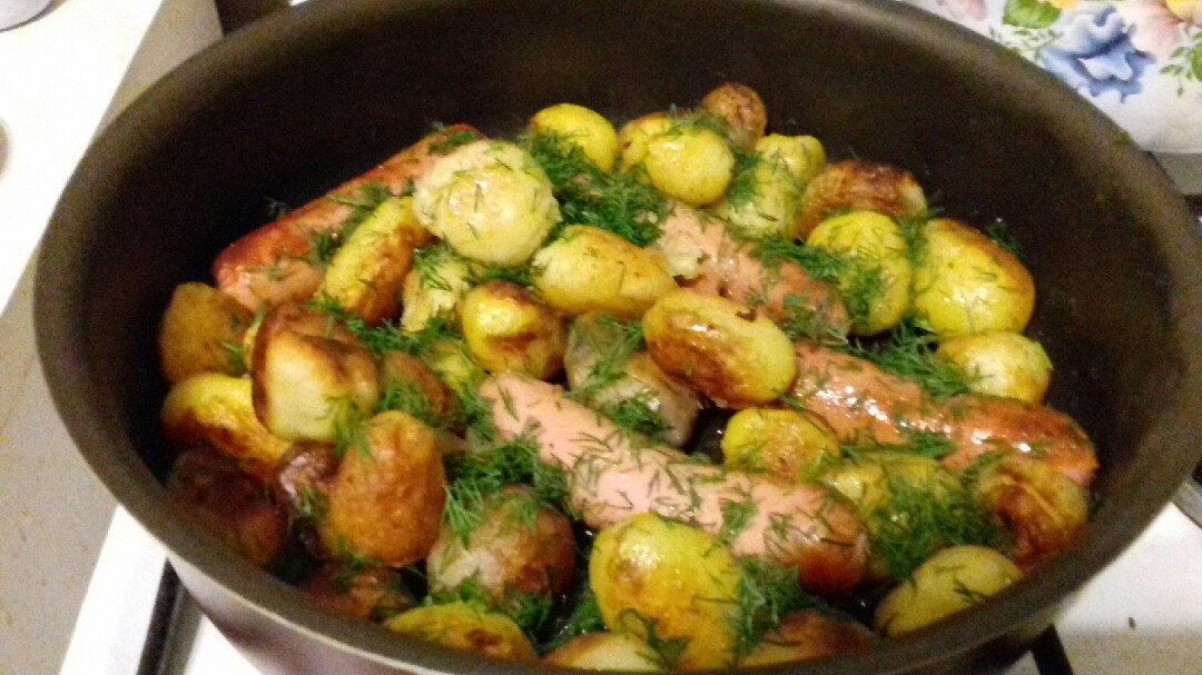 Жареный молодой картофель с колбасками