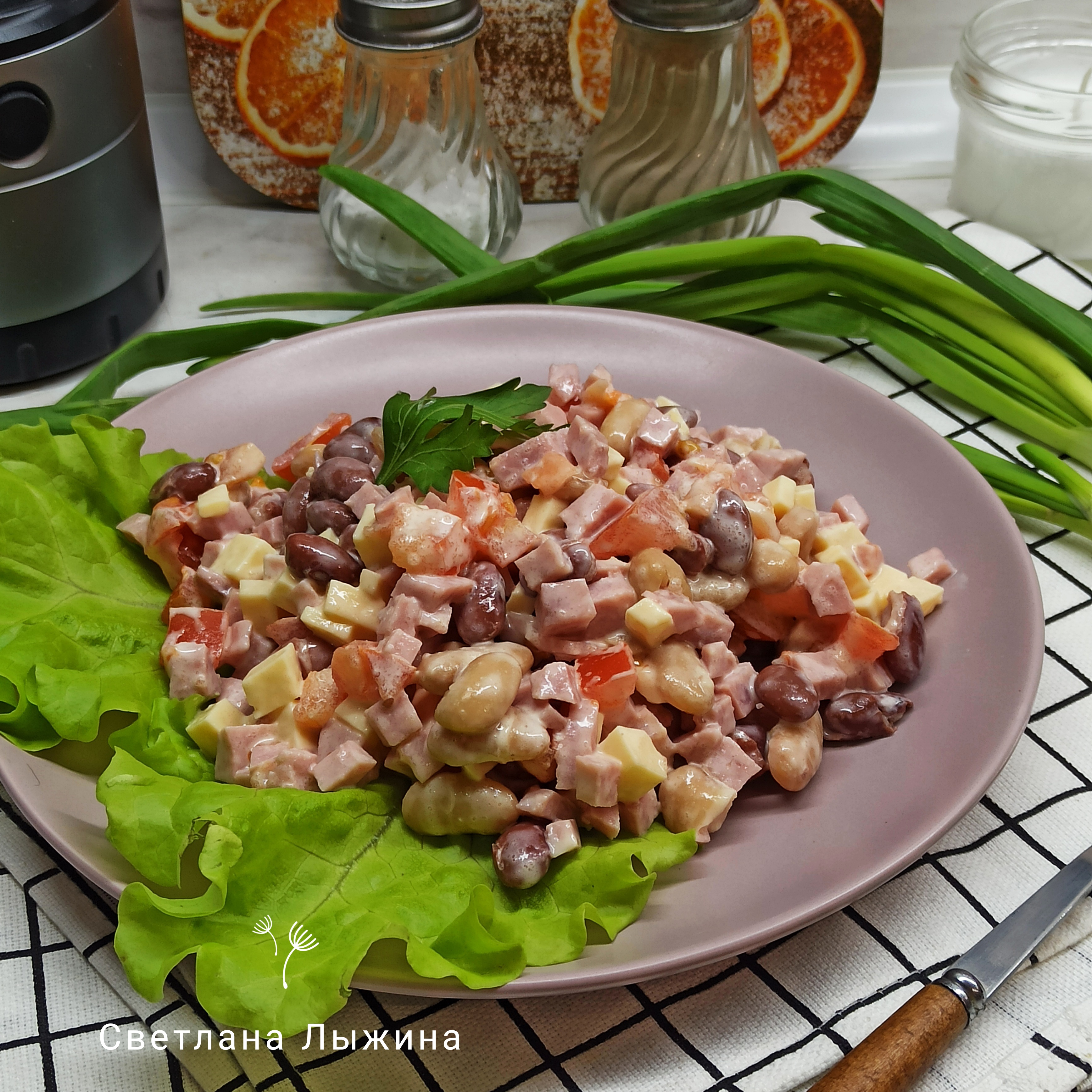 Быстрый салат с ветчиной и фасолью  