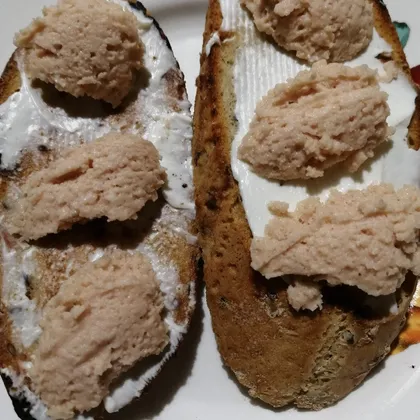 Бутерброд с мягким сыром и паштетом из икры минтая