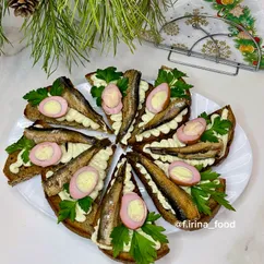 Бутерброды со шпротами на новогодний стол 2026